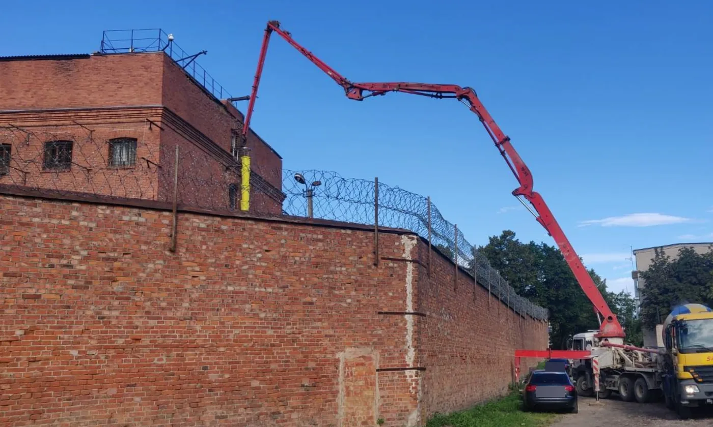 Betono tiekimas siurbliu per aukštą aptvarą