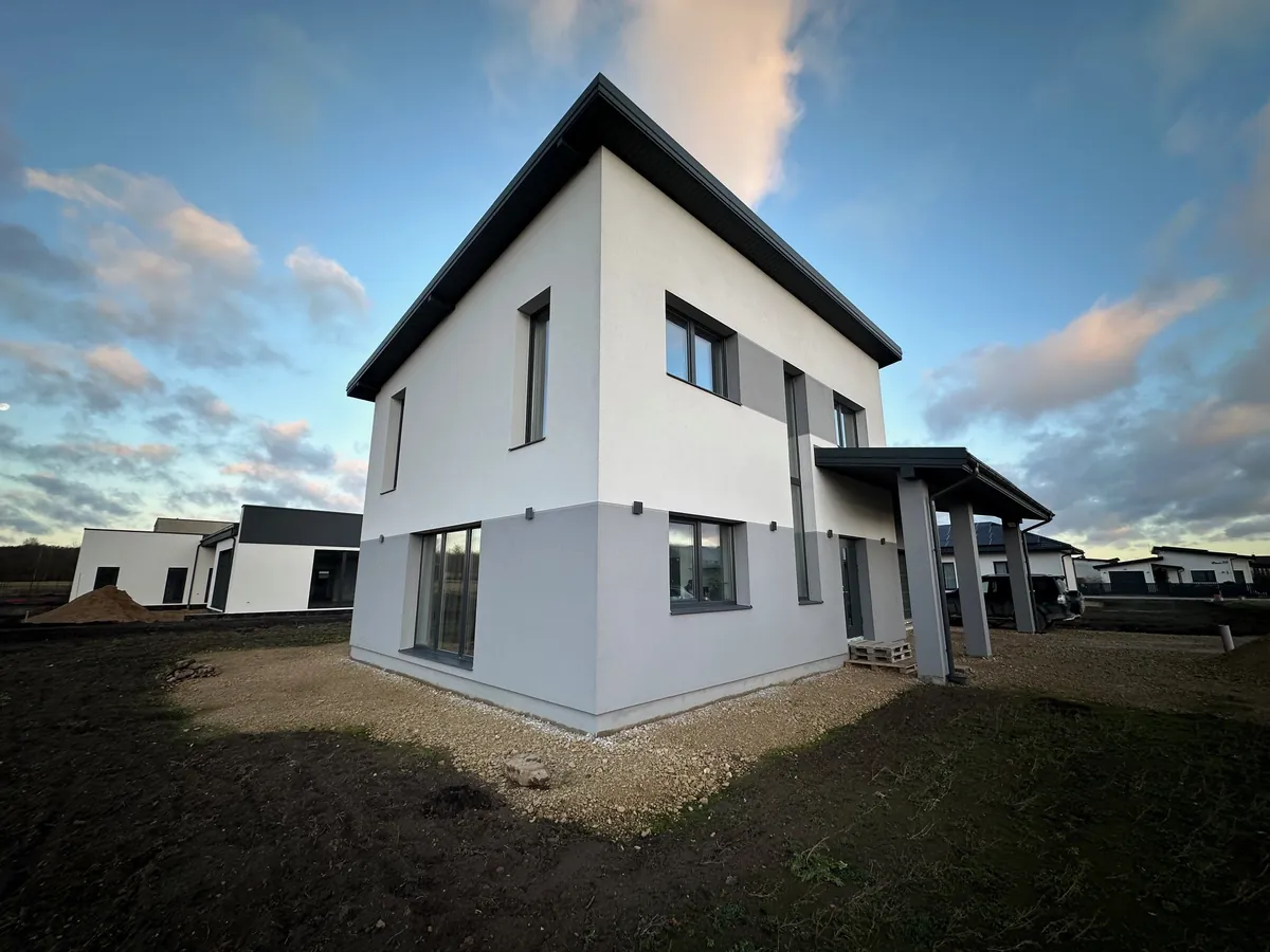 Gyvenamasis namas — Dviejų aukštų, tinkuotas fasadas
