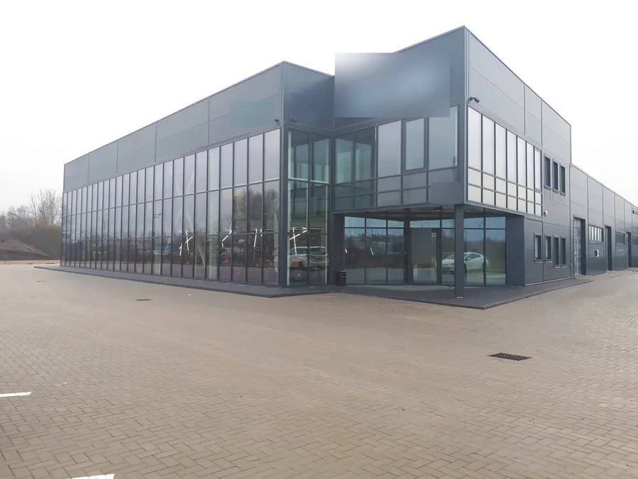 Automobilių salonas ir servisas, dienos vaizdas